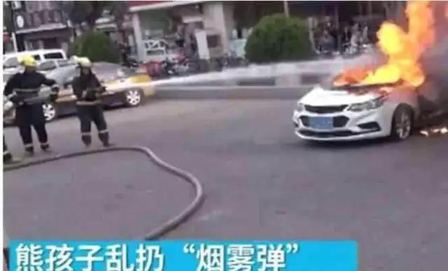 表演烟花不慎引燃（烟花飞向天空掉下会点燃物品吗？）