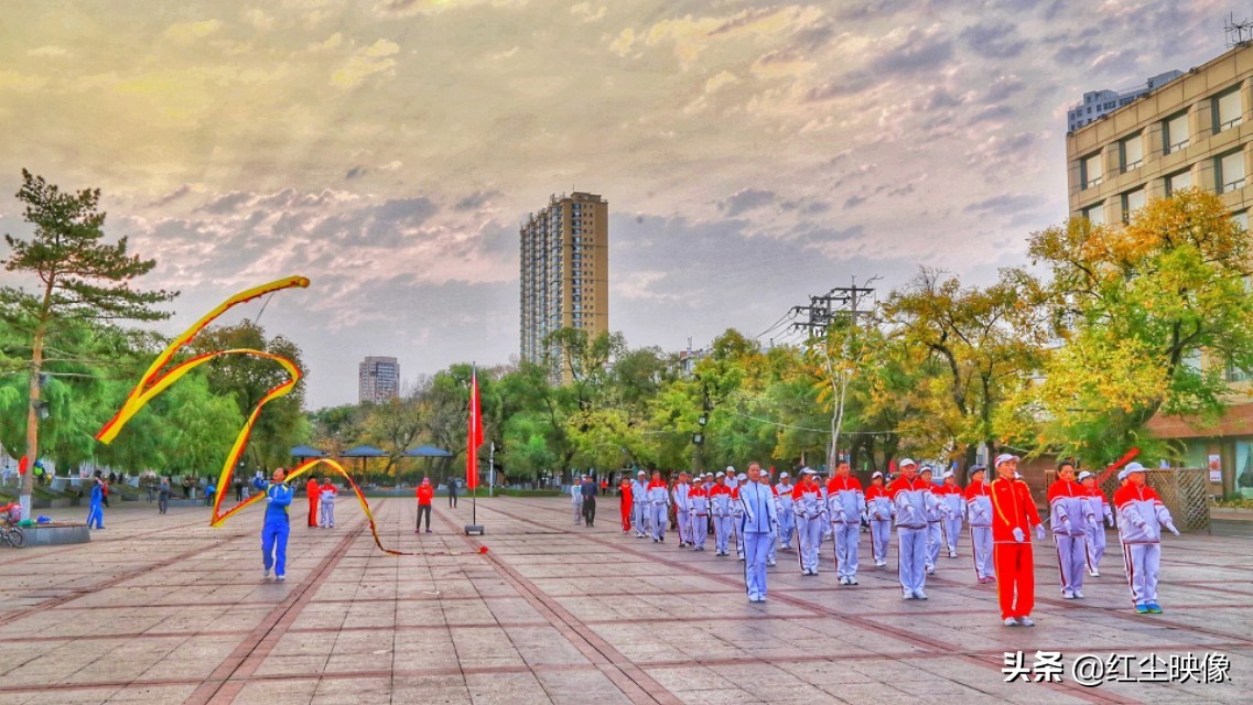 早上江边风景发朋友圈的句子？：江边风景图片