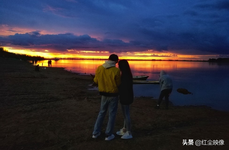 早上江边风景发朋友圈的句子?:江边风景图片 早上江边风景发朋友圈的句子?:江边风景图片