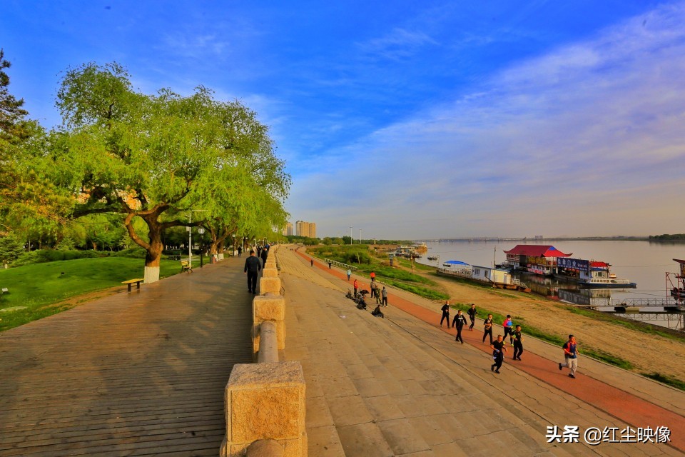 早上江边风景发朋友圈的句子？：江边风景图片