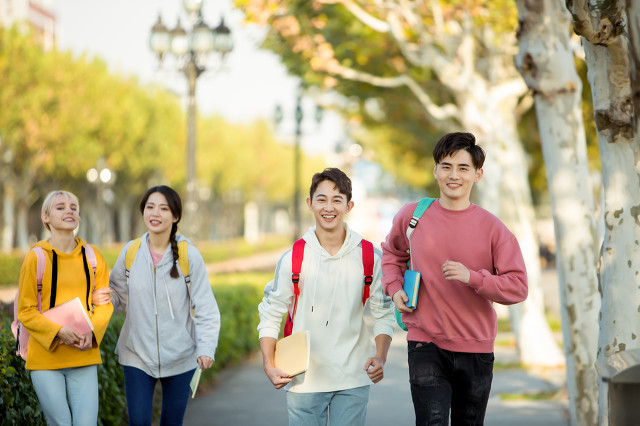 海外生活孤独吗英文翻译，海外生活孤独吗英文翻译怎么写