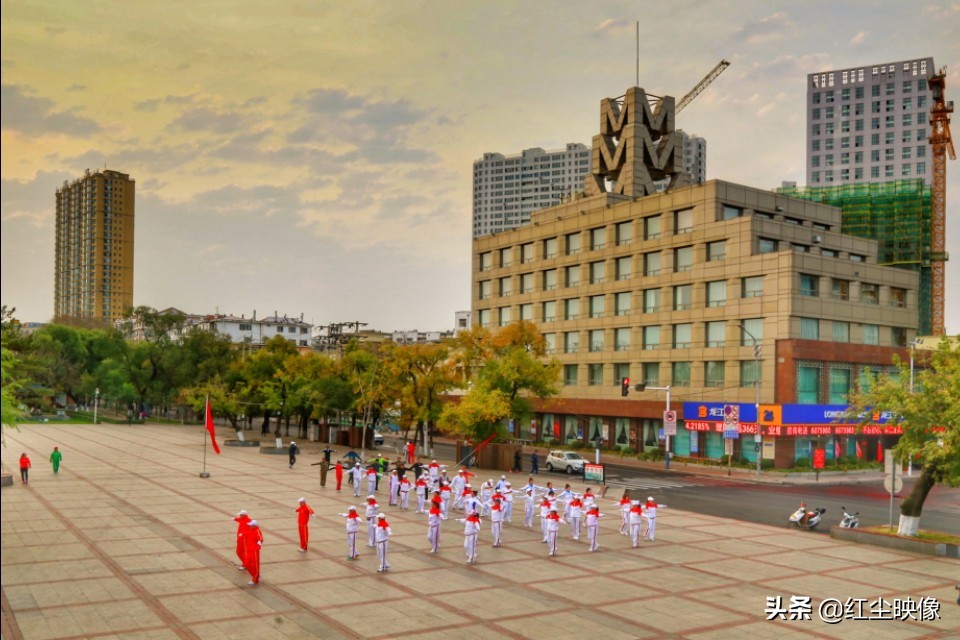 早上江边风景发朋友圈的句子？：江边风景图片