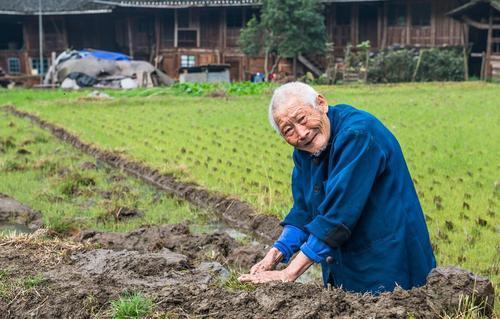 [穿病服老人医院干活]为什么有的农村老人六七十岁还下地干活？还有的出去打工？