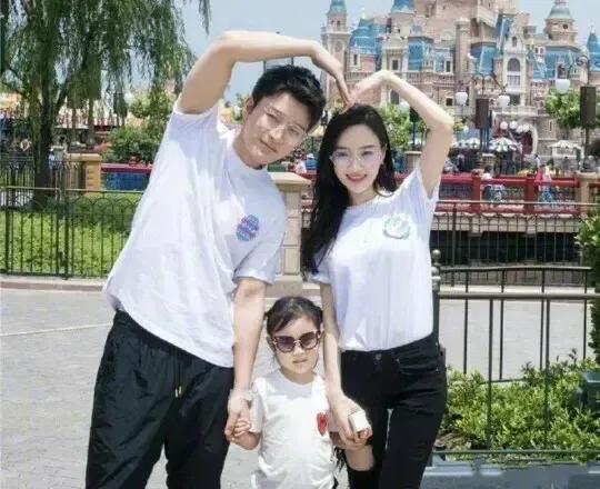 李小璐和贾乃亮对甜馨的差别？：贾乃亮带甜馨旅行