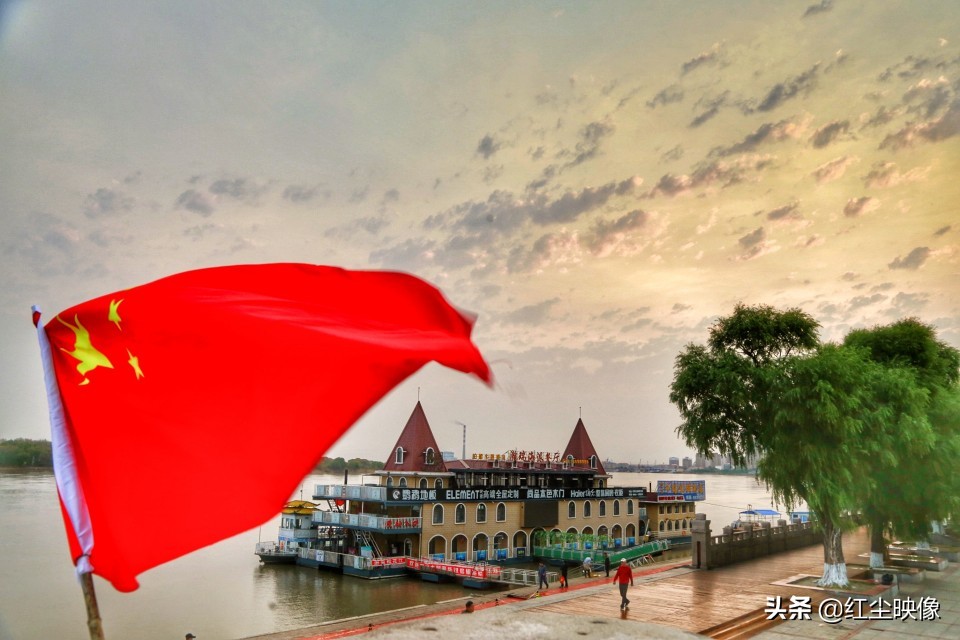 早上江边风景发朋友圈的句子？：江边风景图片