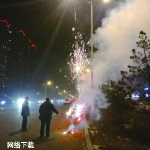 表演烟花不慎引燃（扬中市民燃放烟花爆竹庆祝乔迁之喜，结果不慎引燃新房, 你怎么看？）
