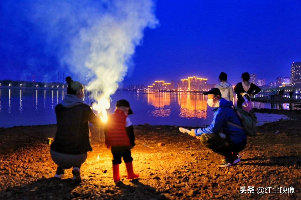早上江边风景发朋友圈的句子?:江边风景图片 早上江边风景发朋友圈的句子?:江边风景图片