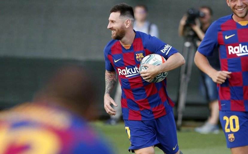 女子运动穿搭,任意球那么远都能进球,点球这么近却能踢飞,什么原因呢?