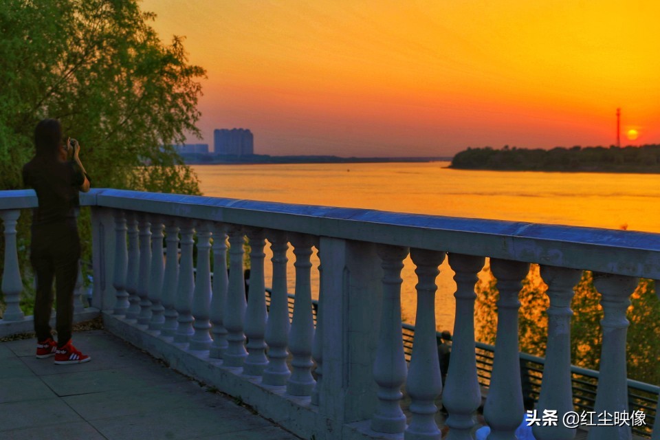 早上江边风景发朋友圈的句子？：江边风景图片