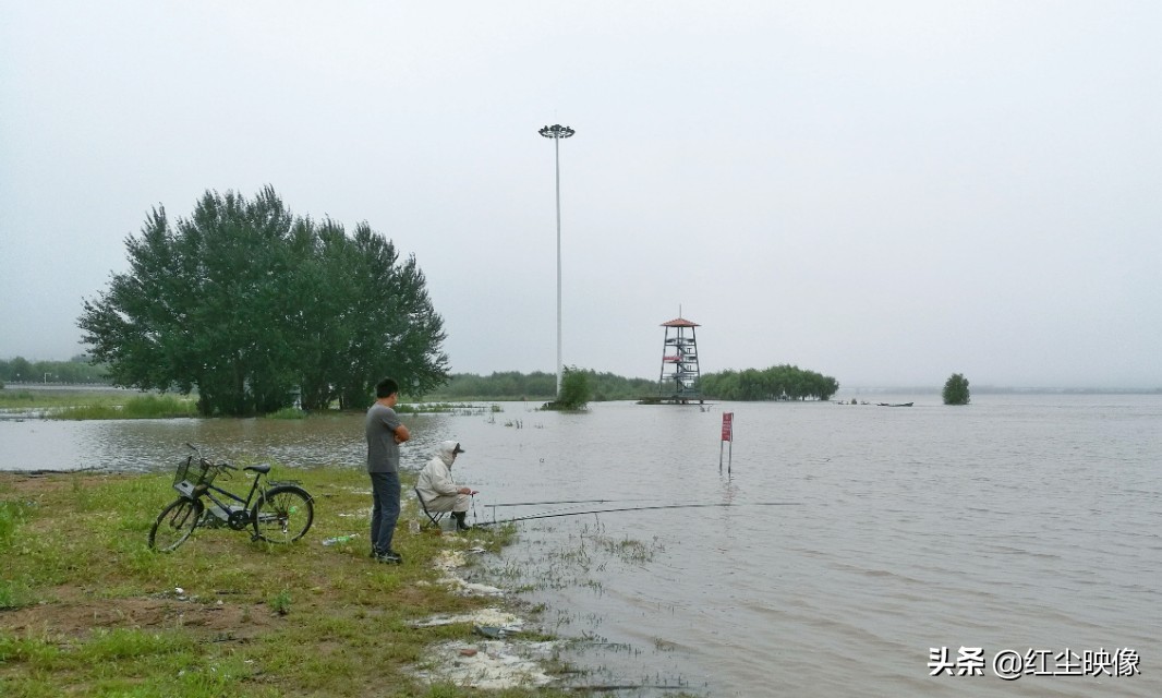 早上江边风景发朋友圈的句子？：江边风景图片