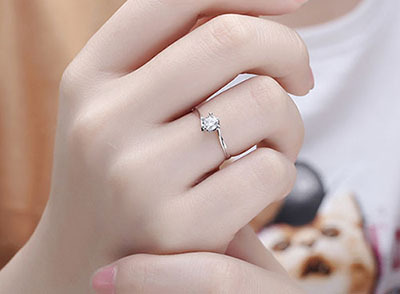 [垃圾里找回10万婚戒]如何看待保姆误将19万婚戒当垃圾扔掉？假设找不回来该如何承担法律责任？