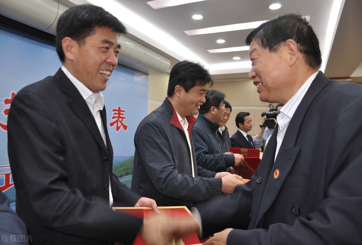 提拔乡镇副镇长的条件？：26岁干部当选副镇长