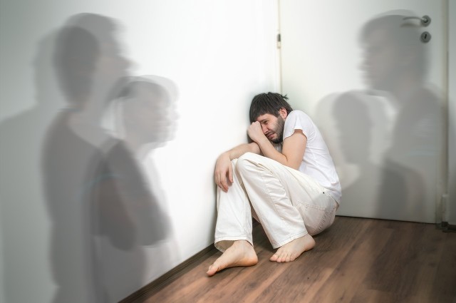 抓男友头撞墙致去世