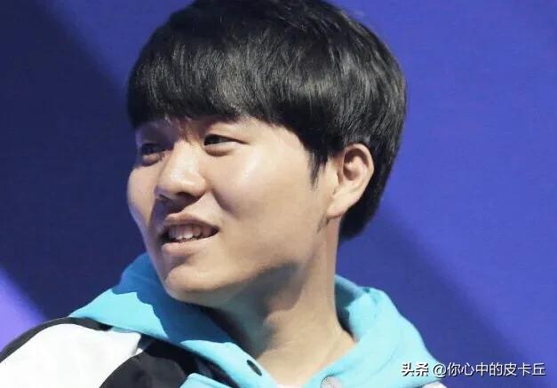 韩93岁娃娃脸女校长（Rookie回韩国直播，校长为其送上重礼，看到22w金额后所有人不淡定了，你怎么点评？）
