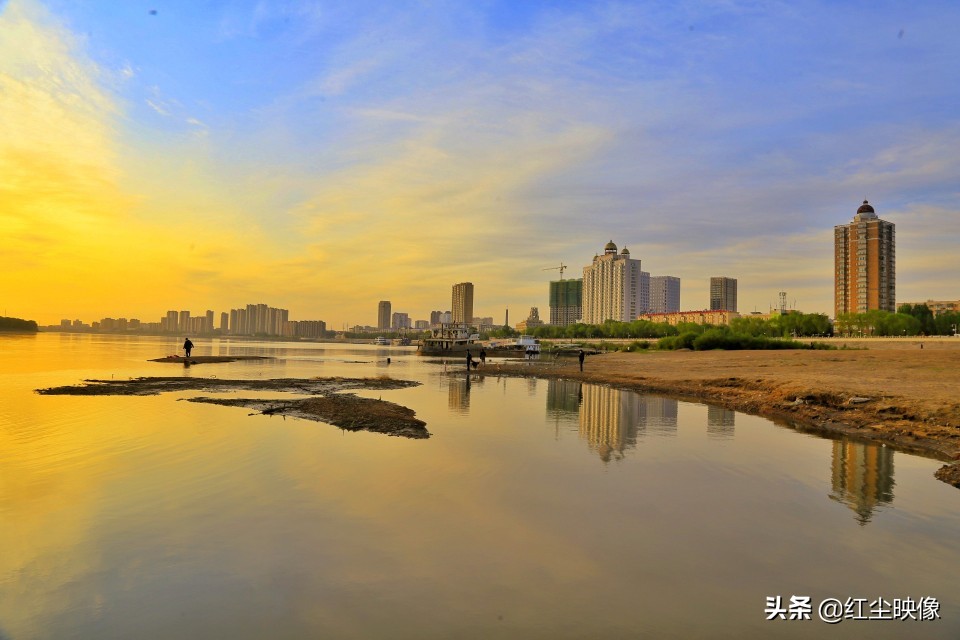 早上江边风景发朋友圈的句子?:江边风景图片 早上江边风景发朋友圈的句子?:江边风景图片