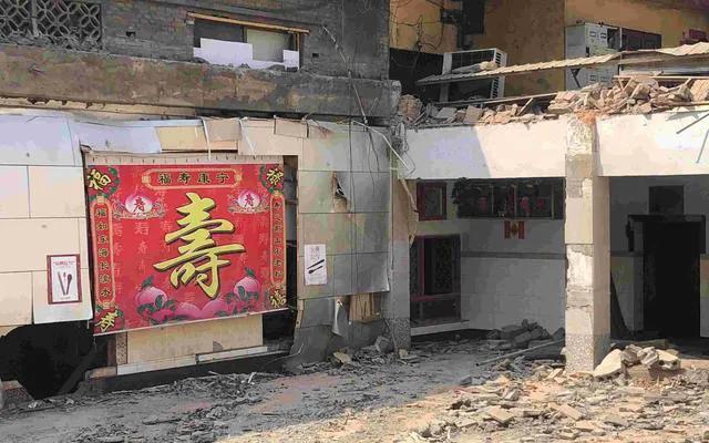 [一饭店房顶发生塌陷]山西一饭店坍塌造成对人死伤，房主和经营者应该承担什么责任？