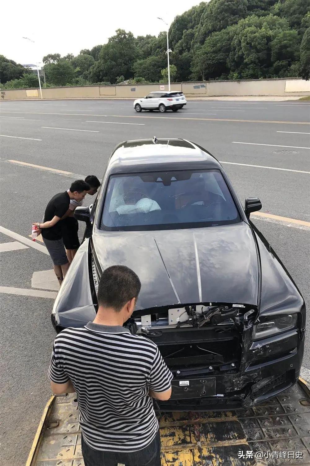 撞劳斯莱斯只赔200（女司机开面包车与劳斯莱斯相撞，或面临200万索赔，你怎么看？）