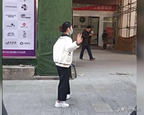 我是老年人微信让我清理拉及没了，你您帮我恢复，谢谢？：为老人清理30吨垃圾