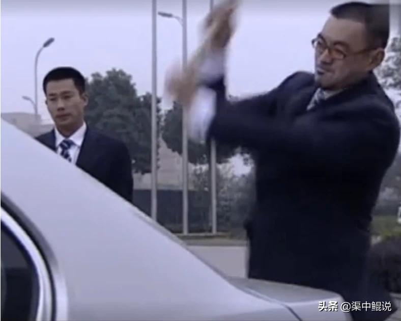 宝马被砸