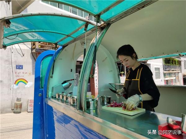 为老人清理30吨垃圾
