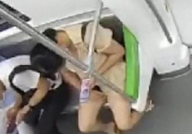 怎么看待南宁地铁一女子当众淫秽直播，趁人不注意还做出色情举动？