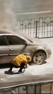 路遇小车起火，厦门外卖小哥化身“消防员”, 你怎么看？