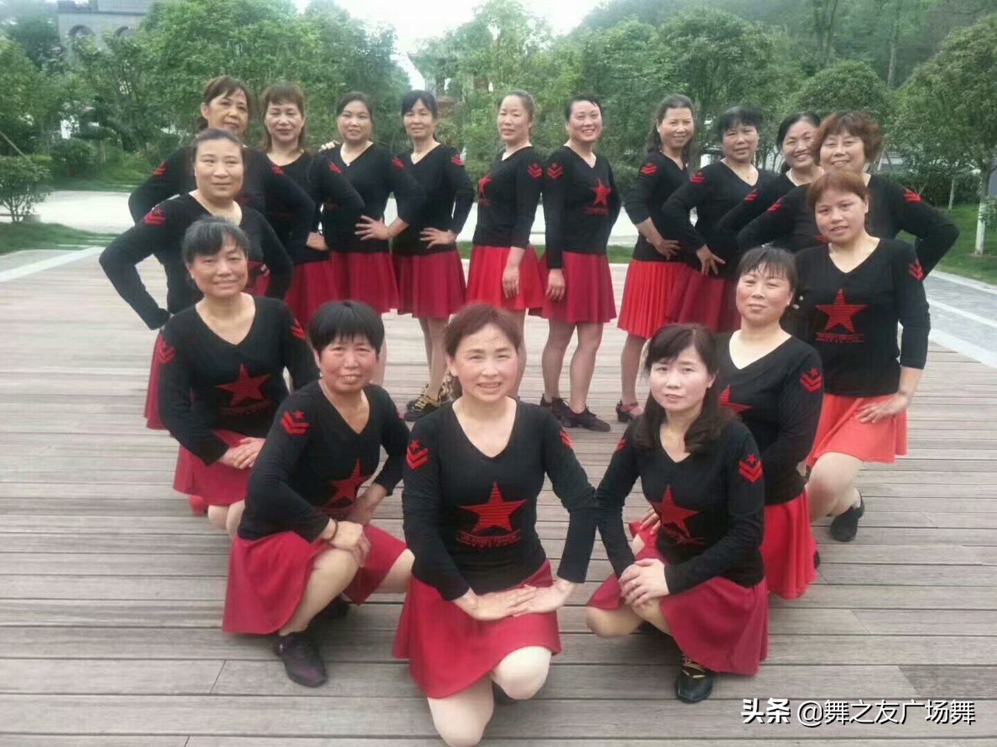 [广场舞图片]最火最简单广场舞有哪些？