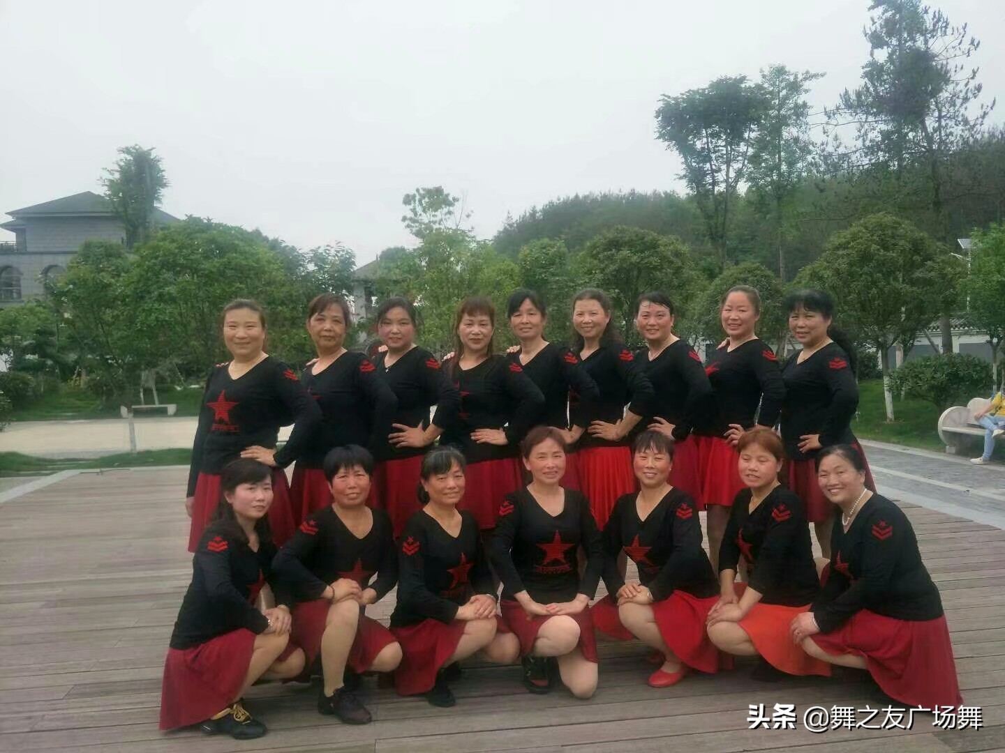 [广场舞图片]最火最简单广场舞有哪些？