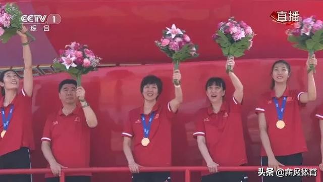 [阅兵观礼座二次利用]中国女排获得至高荣誉，压轴参加了观礼阅兵，你什么心情？