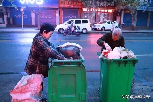 老太捡垃圾堆满小区