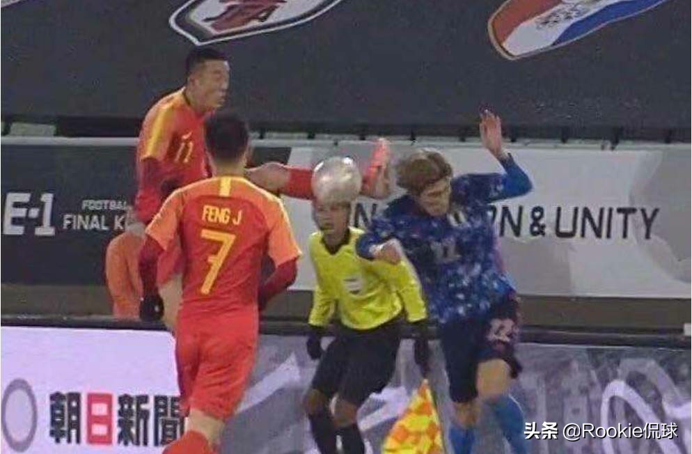 输球又输人，东亚杯姜志鹏飞踹日本球员，你怎么看待？