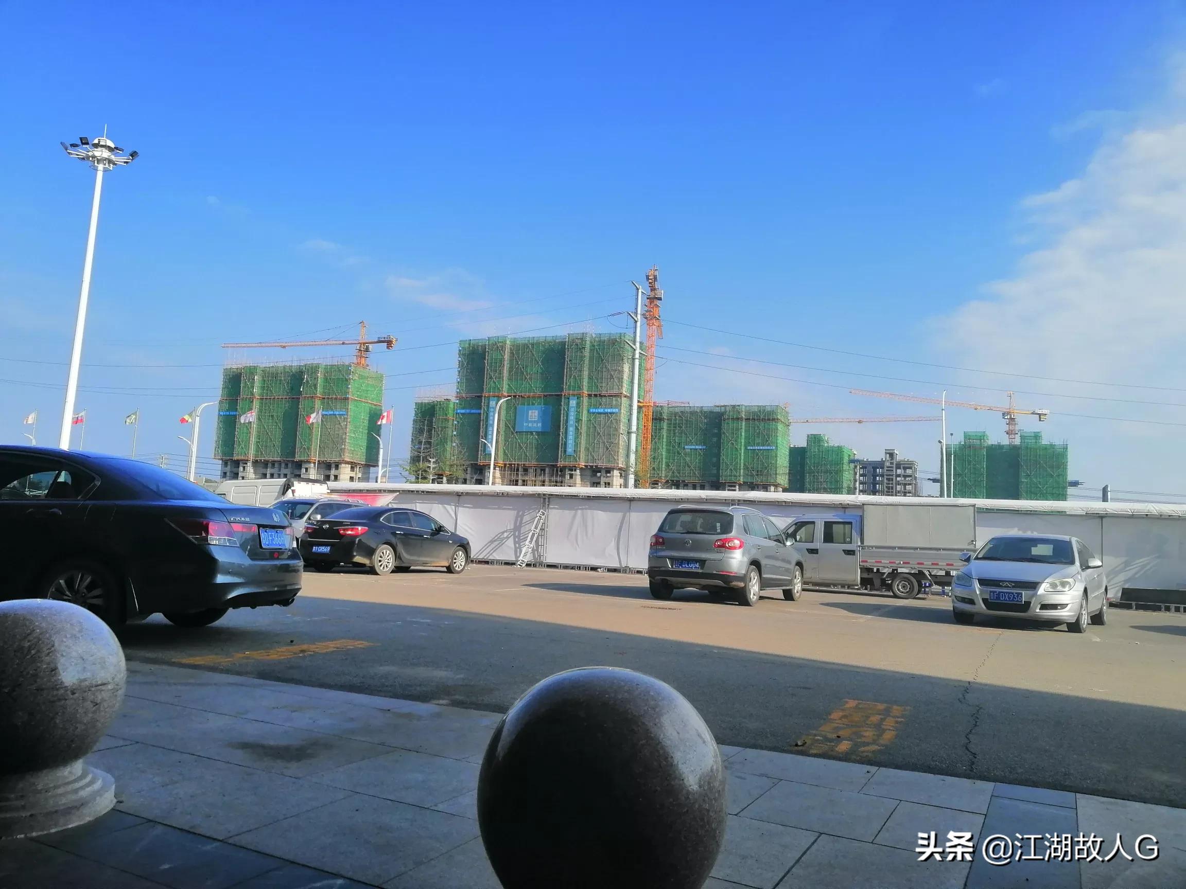 大爷摆摊送20万现金