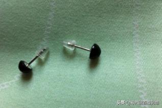 耳钉自带的金属耳堵怎么摘下来？：耳钉没摘耳堵长肉里