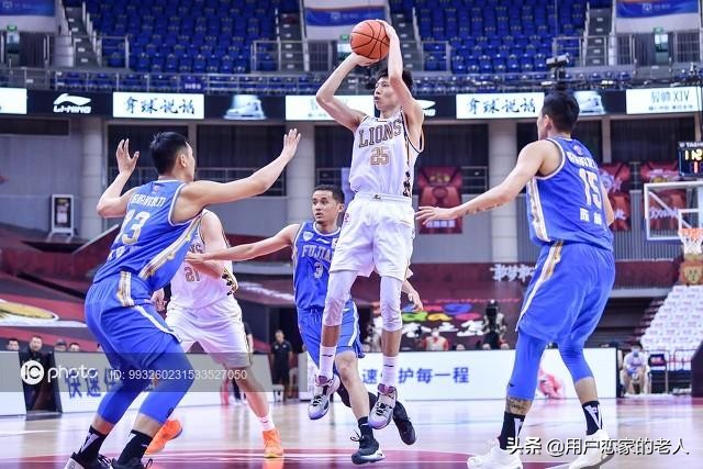 小斯CBA首秀选八一引热议，砍14+3被调侃不如周琦：福建这百万美元花的冤。你怎么看？