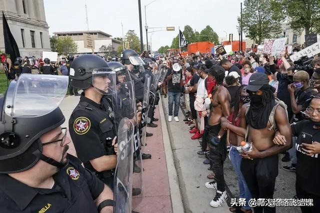 华盛顿爆发大游行，数万民众抗议，种族歧视为什么一直都是美国迈不过去的坎？：华盛顿大规模游行