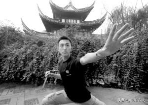 如果有一名精神病患者，正在街头持刀追砍行人，请问警察是否有权直接击毙？：男子街头无差别砍人
