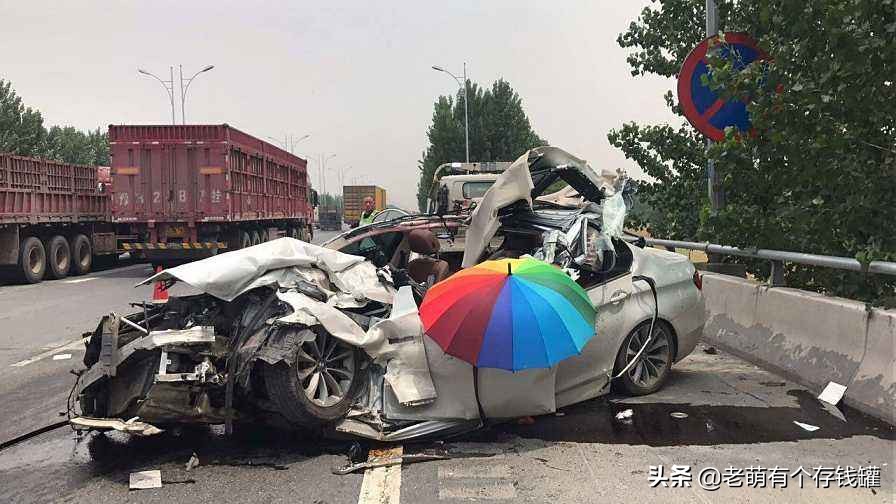 一家四口自驾翻车（我在马路上看汽车开来开去总觉得要翻车，我这是什么症状？）