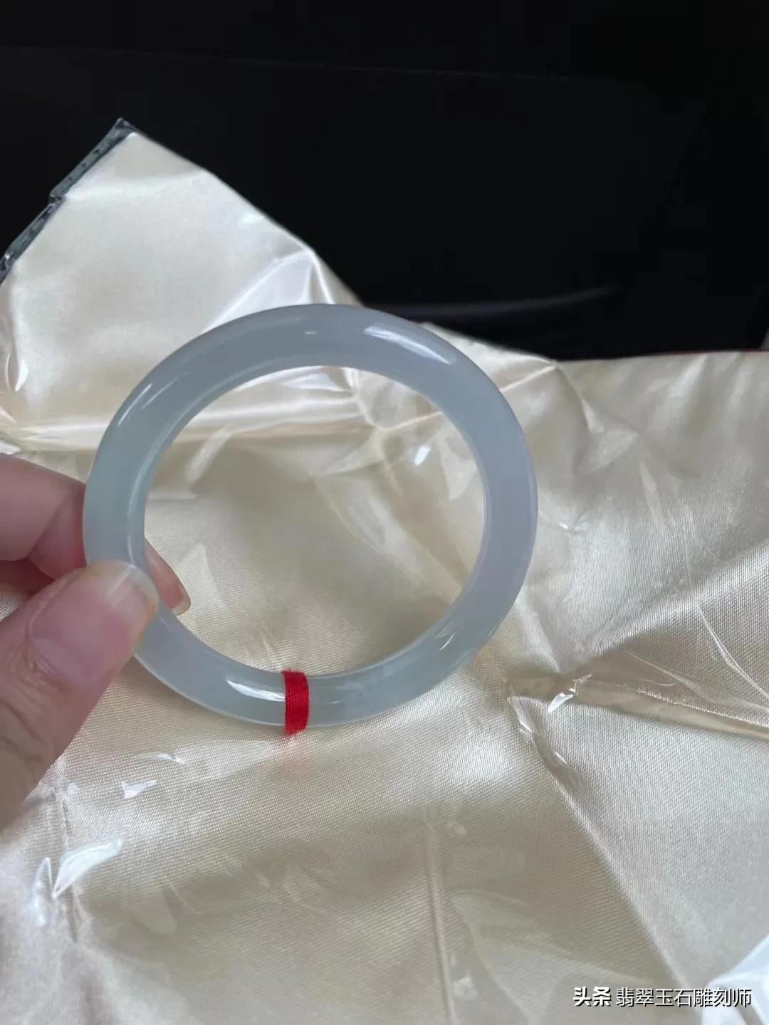 在线等懂玉的大神帮忙看看这个玉镯怎么样？