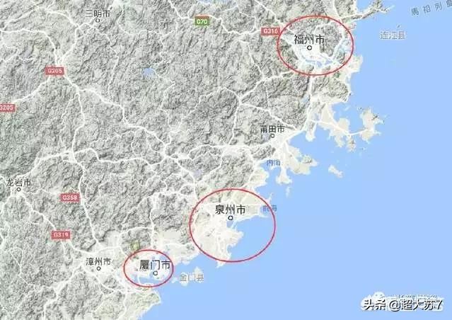 厦门市靠哪个海