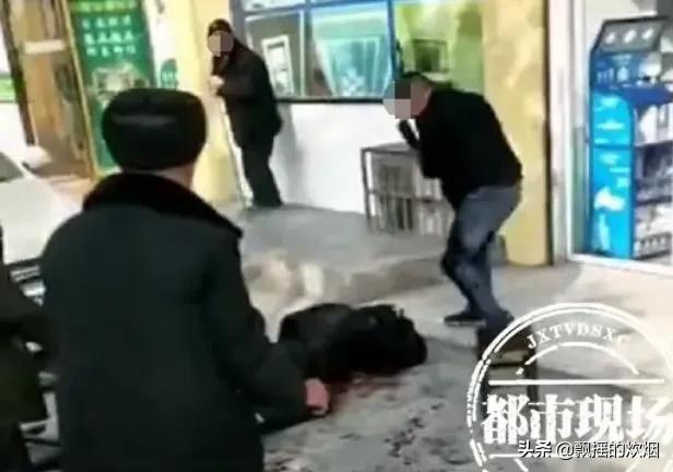 男子街头无差别砍人
