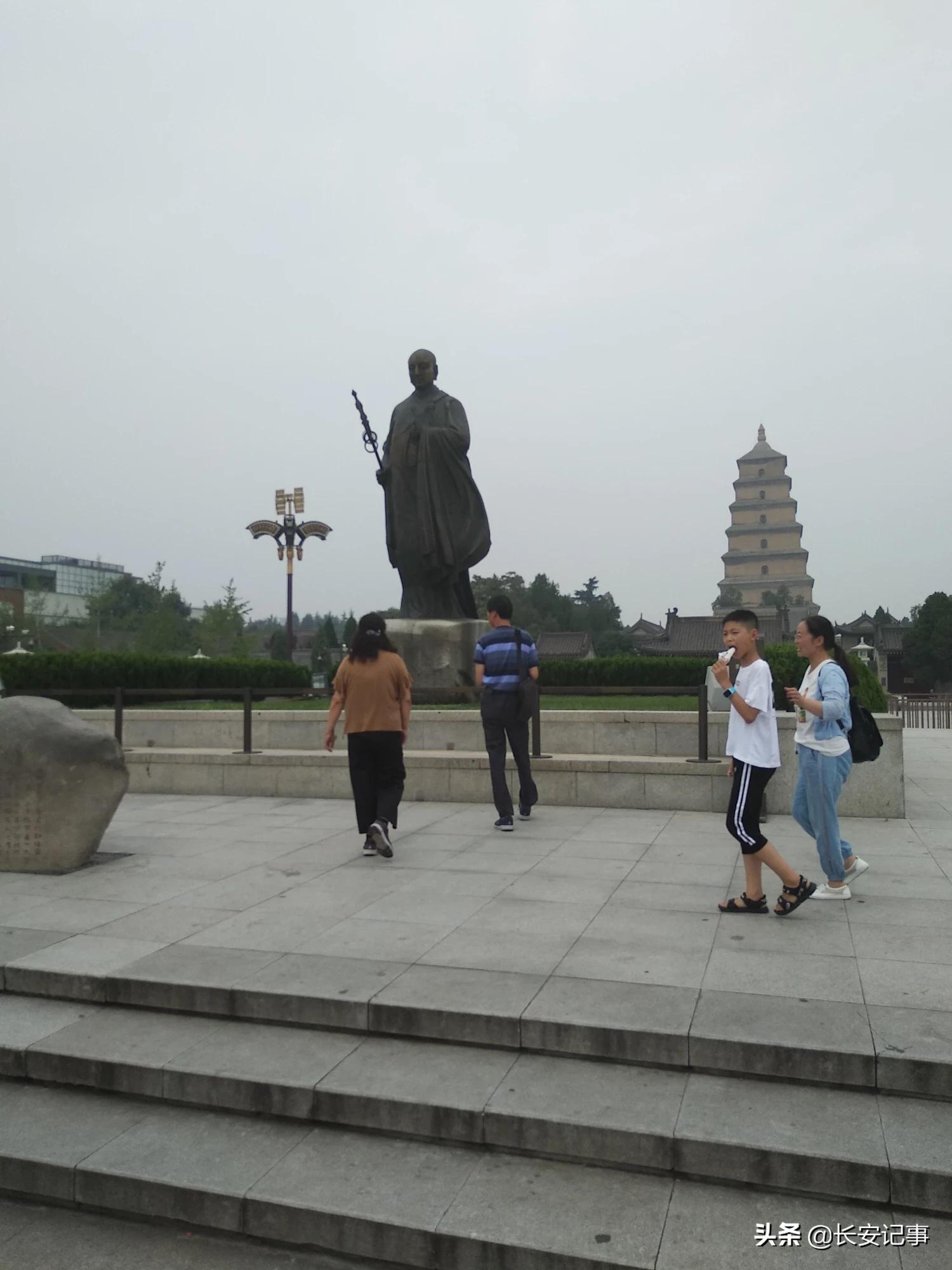 [陕西一小区突发塌方]西安一小区墙体坍塌，多个住户家中被砸，住户已从家中搬离, 你怎么看？