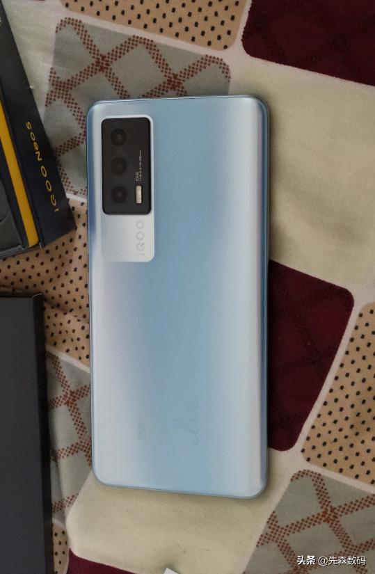 不打游戏，256内存刚需，续航好点，屏幕正常的手机，realmegt neo和iqooneo5选哪个？