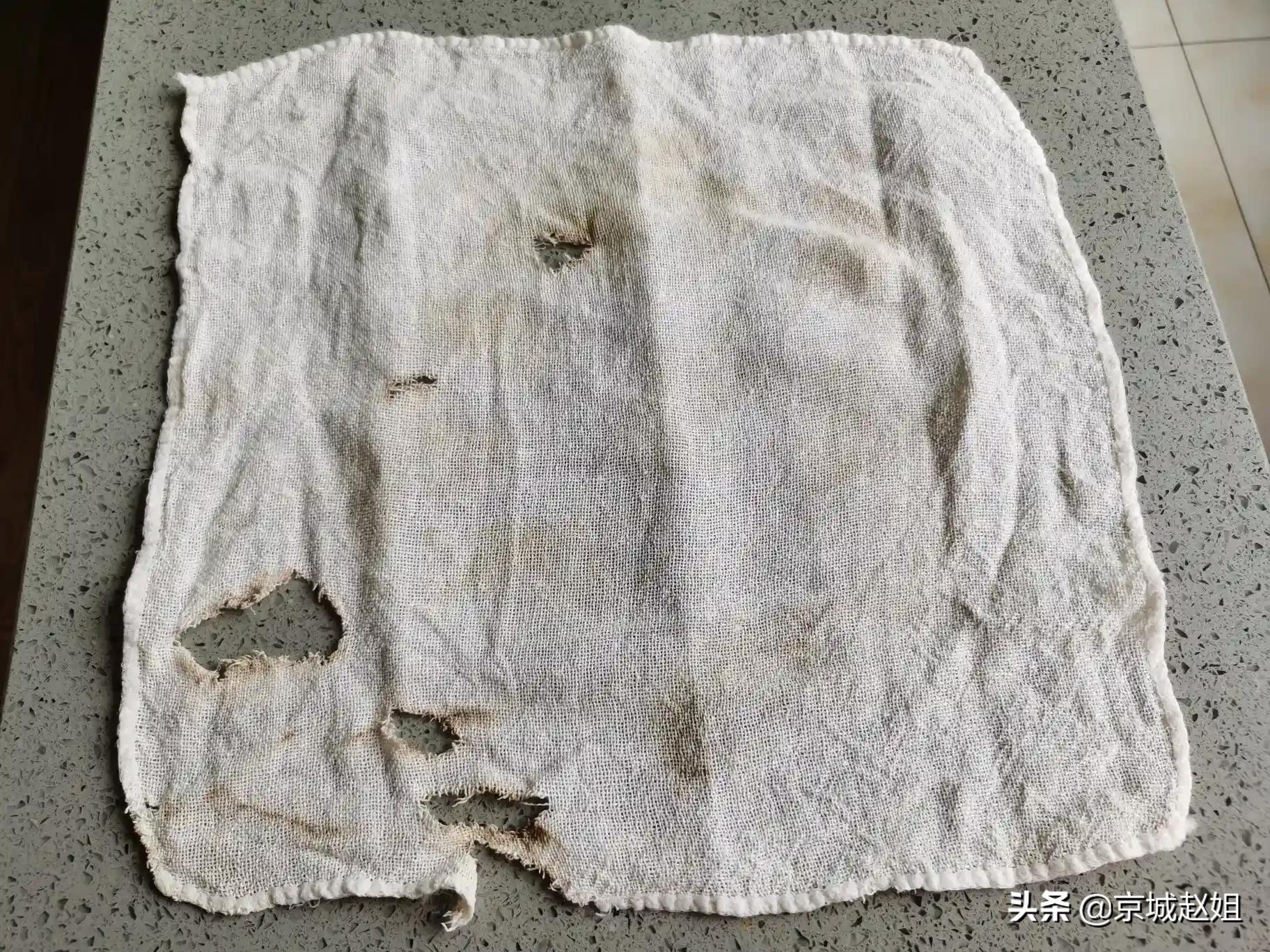 大爷摆摊送20万现金（摆地摊都是大爷大妈多，拿什么货好卖一点？）