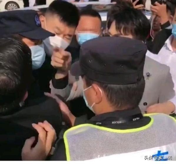 副主任与保安起冲突
