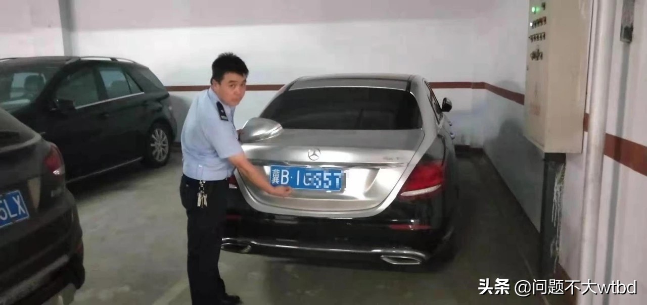 奔驰撞人