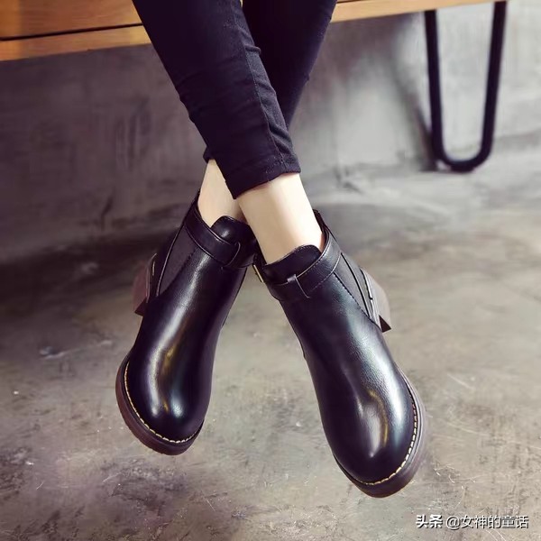 今天女款运动服装穿搭直播视频,女士泳衣穿搭的全过程?