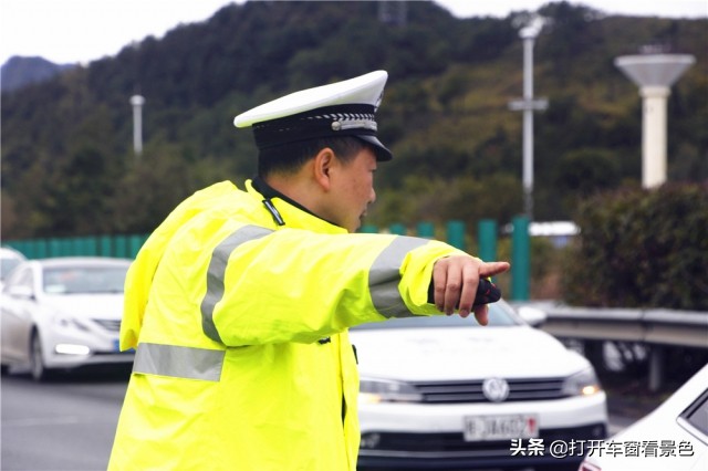 大年初六，高速公路返程高峰，部分司机走应急车道，这样对不对？：36车道挤满返程大军