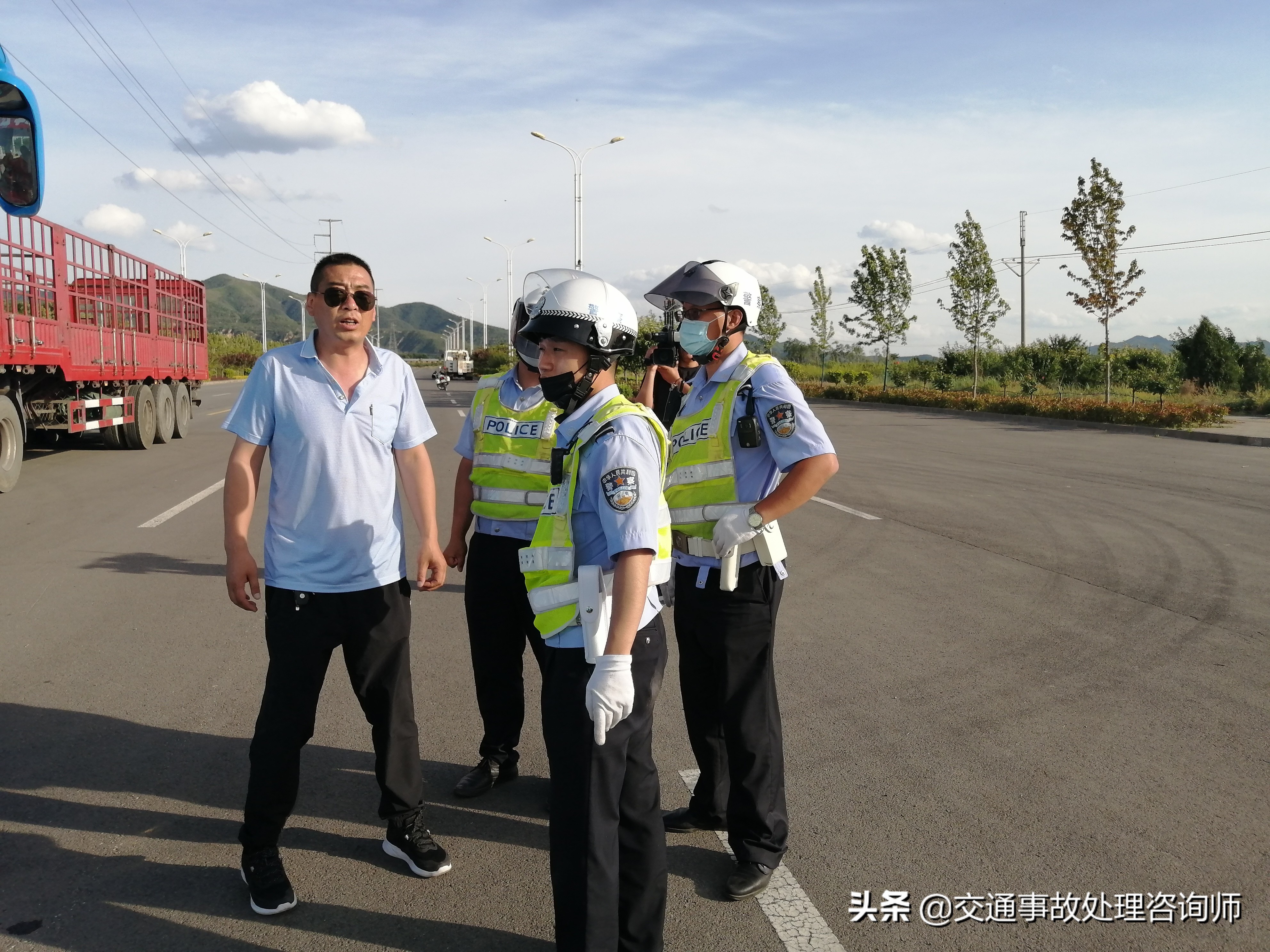 醉驾男撒2万钞票