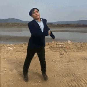 大家一起来分享你们手机里最搞笑的动态图片有什么？