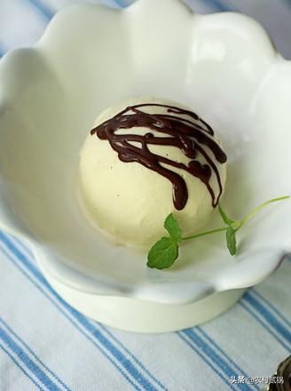 [香草冰激凌]香草的冰淇淋是什么颜色？